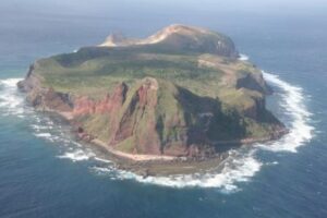 沖縄の火山島・硫黄鳥島の場所はどこ？観光やレジャー情報は？行き方(アクセス方法)は？【THE 無人島】 deepORANGE